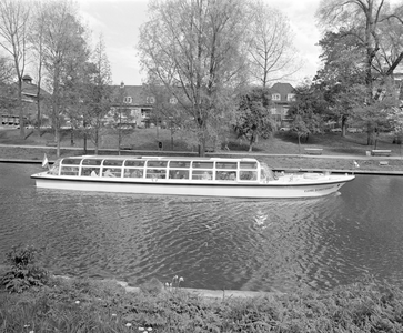 884871 Afbeelding van de rondvaartbouw 'Karel Schuttevaer' van Rederij Schuttevaer, op de Stadsbuitengracht ter hoogte ...